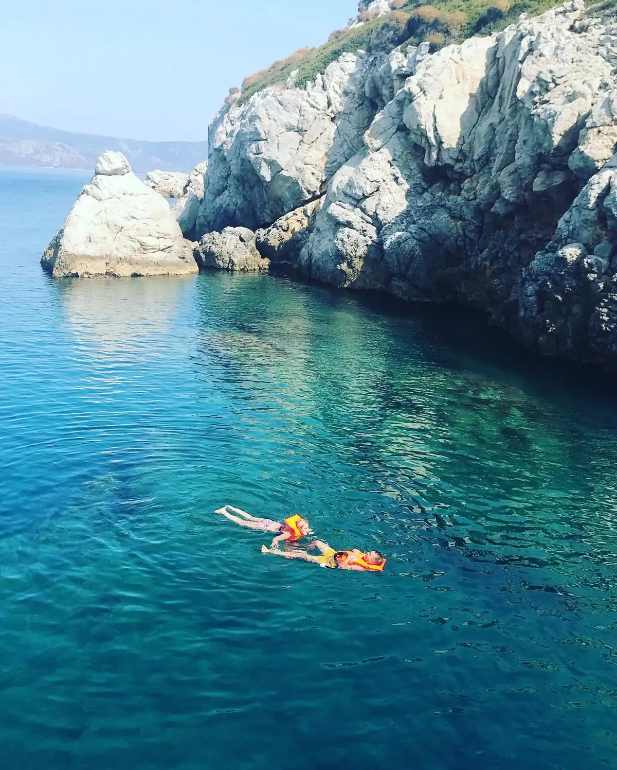 Berrak koyda yüzme keyfi