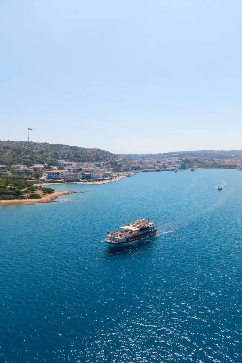 Çeşme kıyısı önünde seyir