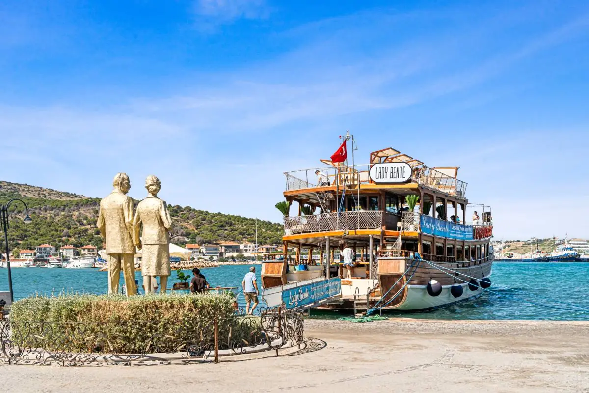 Lady Bente ahşap teknesi Çeşme limanında