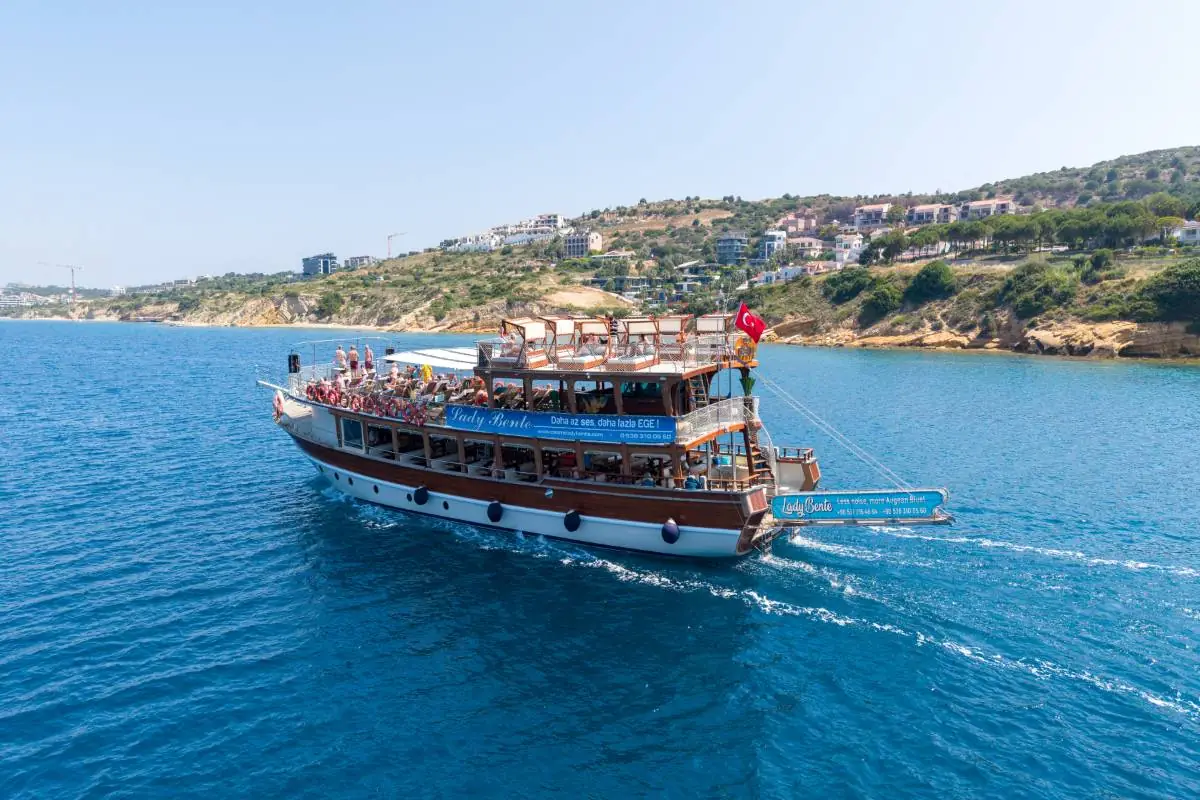 Denizde seyir halinde Lady Bente, havadan