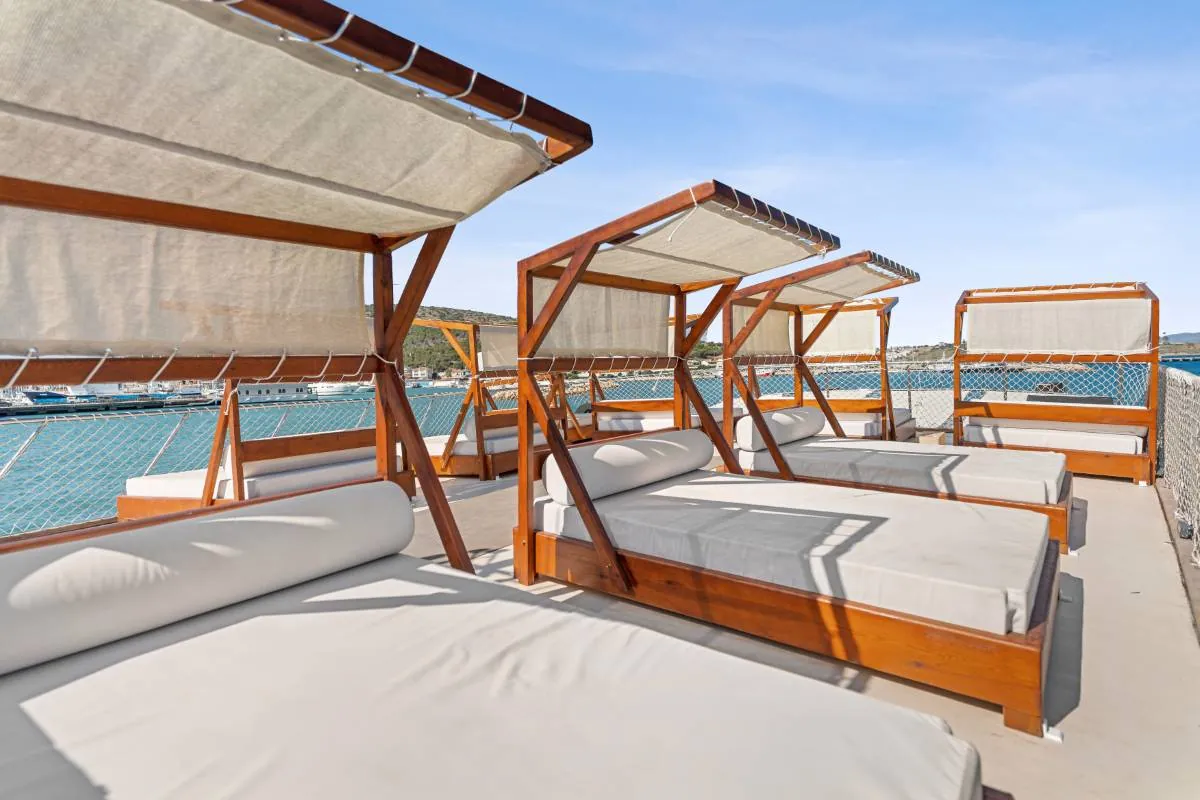 Premium şezlong, deniz manzaralı