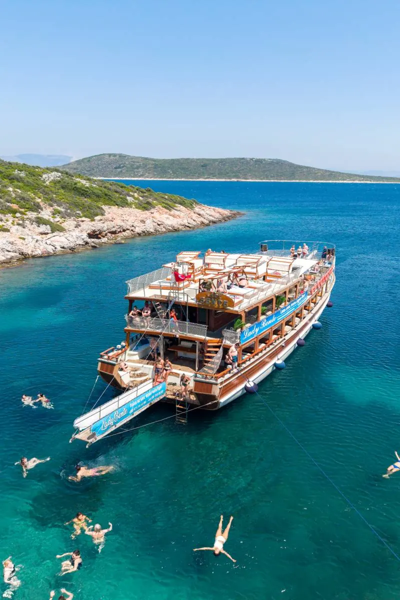 Tekne çevresinde yüzen misafirler
